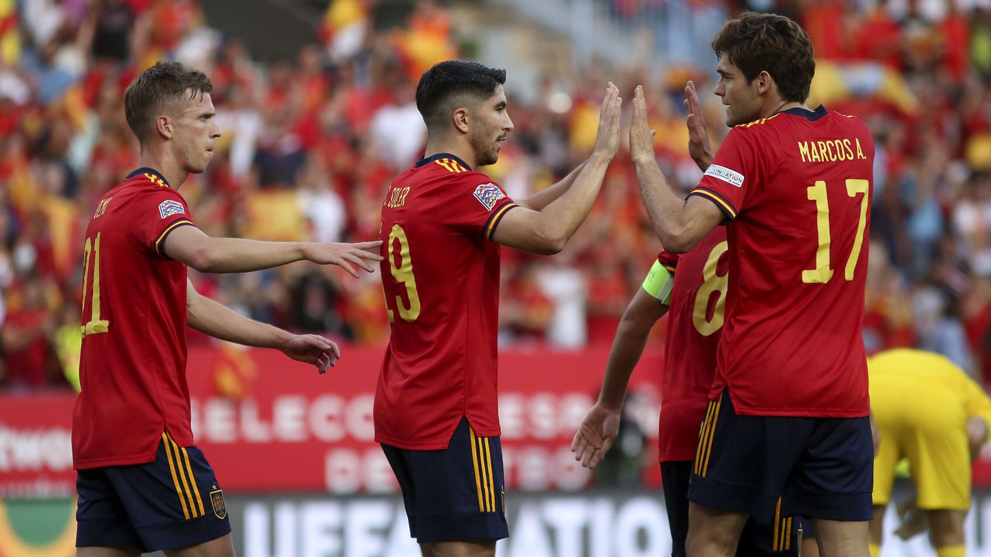 La Selección española celebrando el primer tanto frente a la República Checa, en Málaga. (EFE/Daniel Pérez)