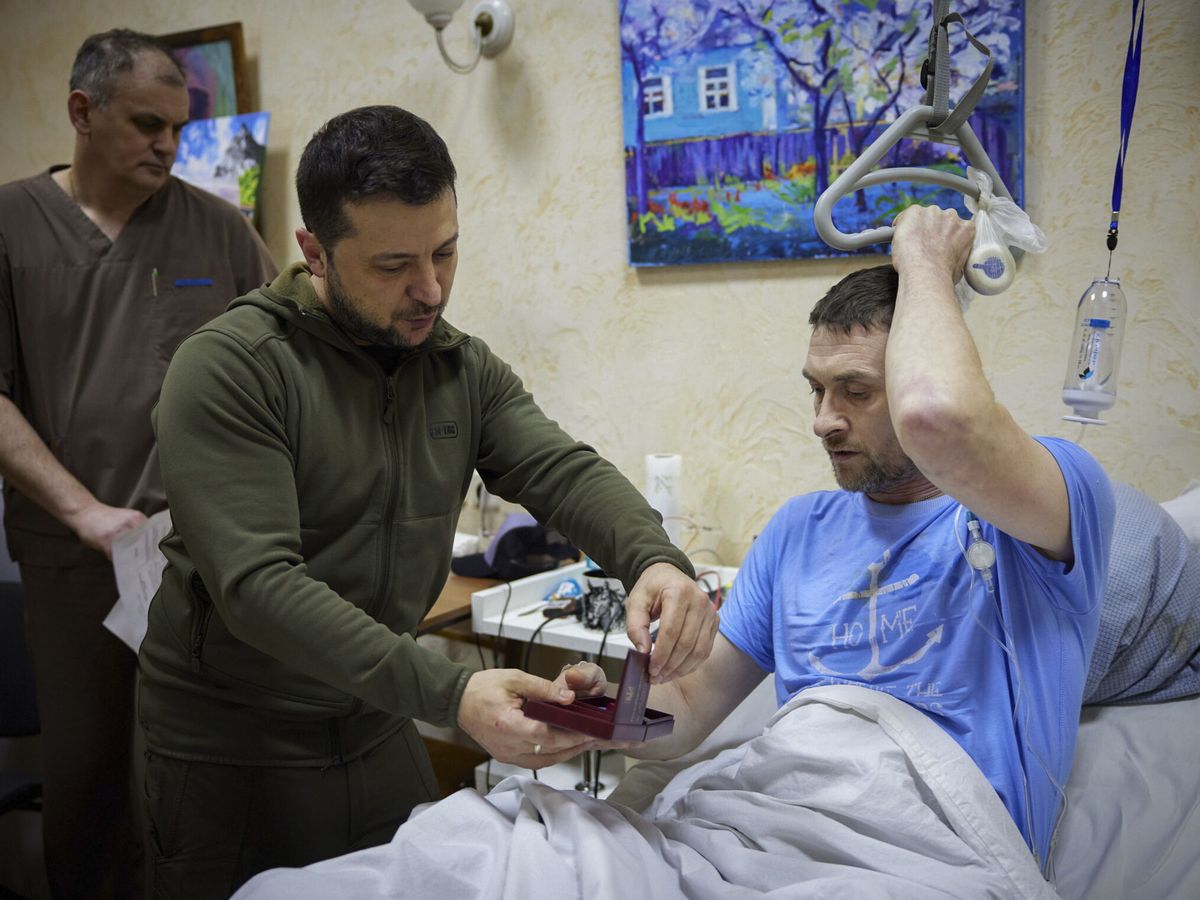 Foto: Zelenski visita a heridos en el hospital. (EFE/EPA/Presidencia de Ucrania)