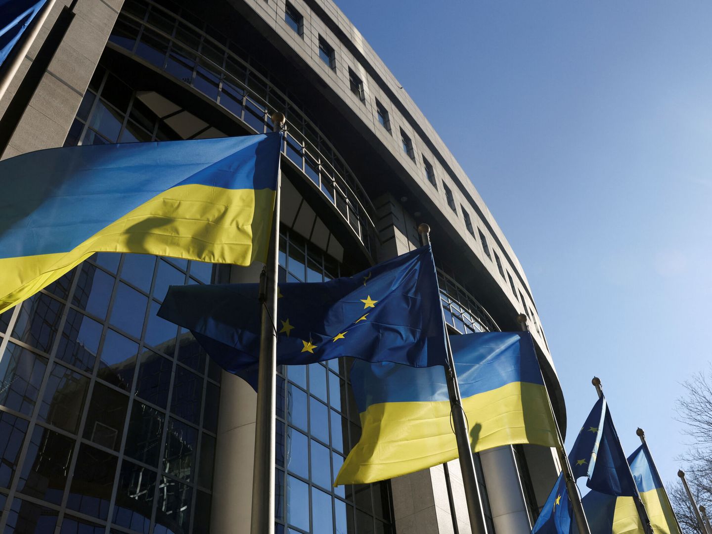 Banderas de Ucrania y de la Unión Europea en el Parlamento Europeo, en Bruselas. (Reuters)