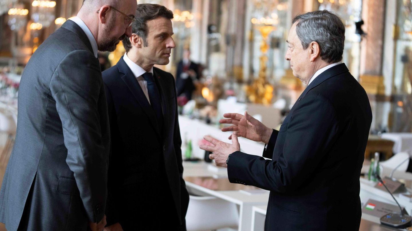 El líder francés, el presidente del Consejo Europeo y el primer ministro italiano hablan durante un Consejo Europeo en Francia. (EFE)
