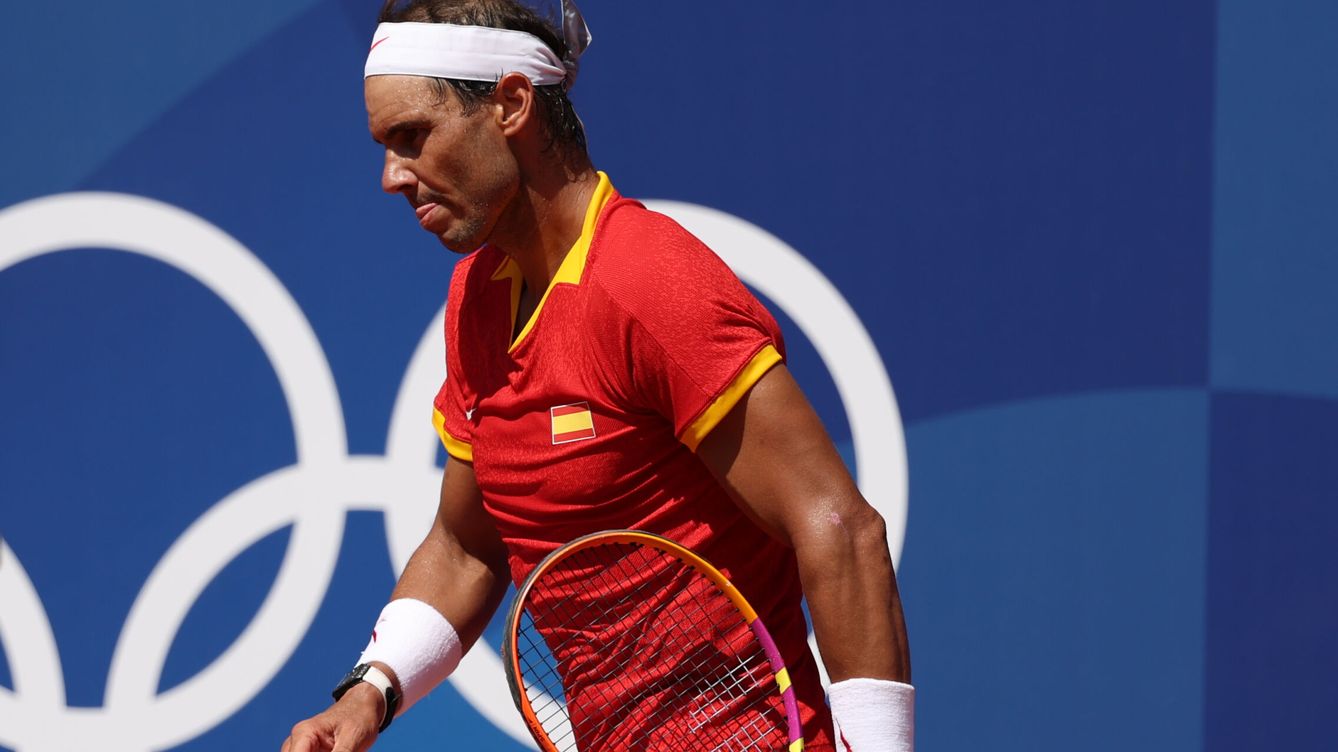 Foto: PARÍS, 29 07 2024.- El tenista español Rafa Nadal reacciona ante el serbio Novak Djokovic durante el partido celebrado en el marco de los Juegos Olímpicos de París, este lunes. EFE  Juanjo Martín 