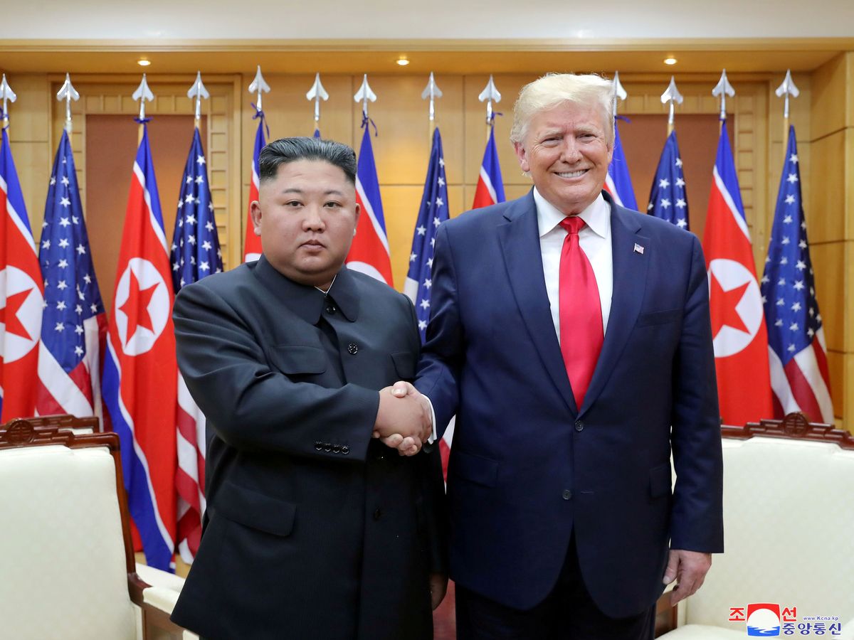 Foto: Donald Trump, junto a Kim Jong-un en la DMZ en junio de 2019 (Reuters)