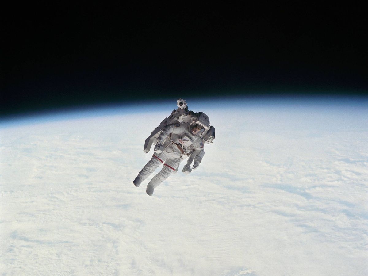 Photo: Astronaut Bruce McCandless makes the first unrestrained spacewalk in history (NASA)