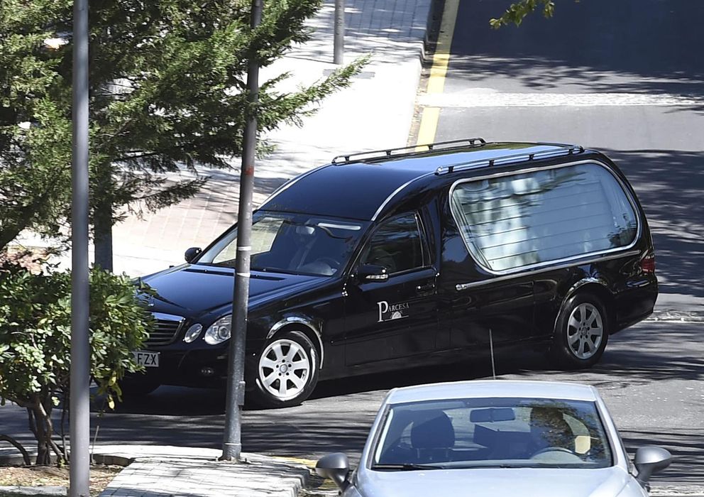 Foto: El coche fúrebre que transporta el cuerpo sin vida de Miguel Pajares. (EFE)