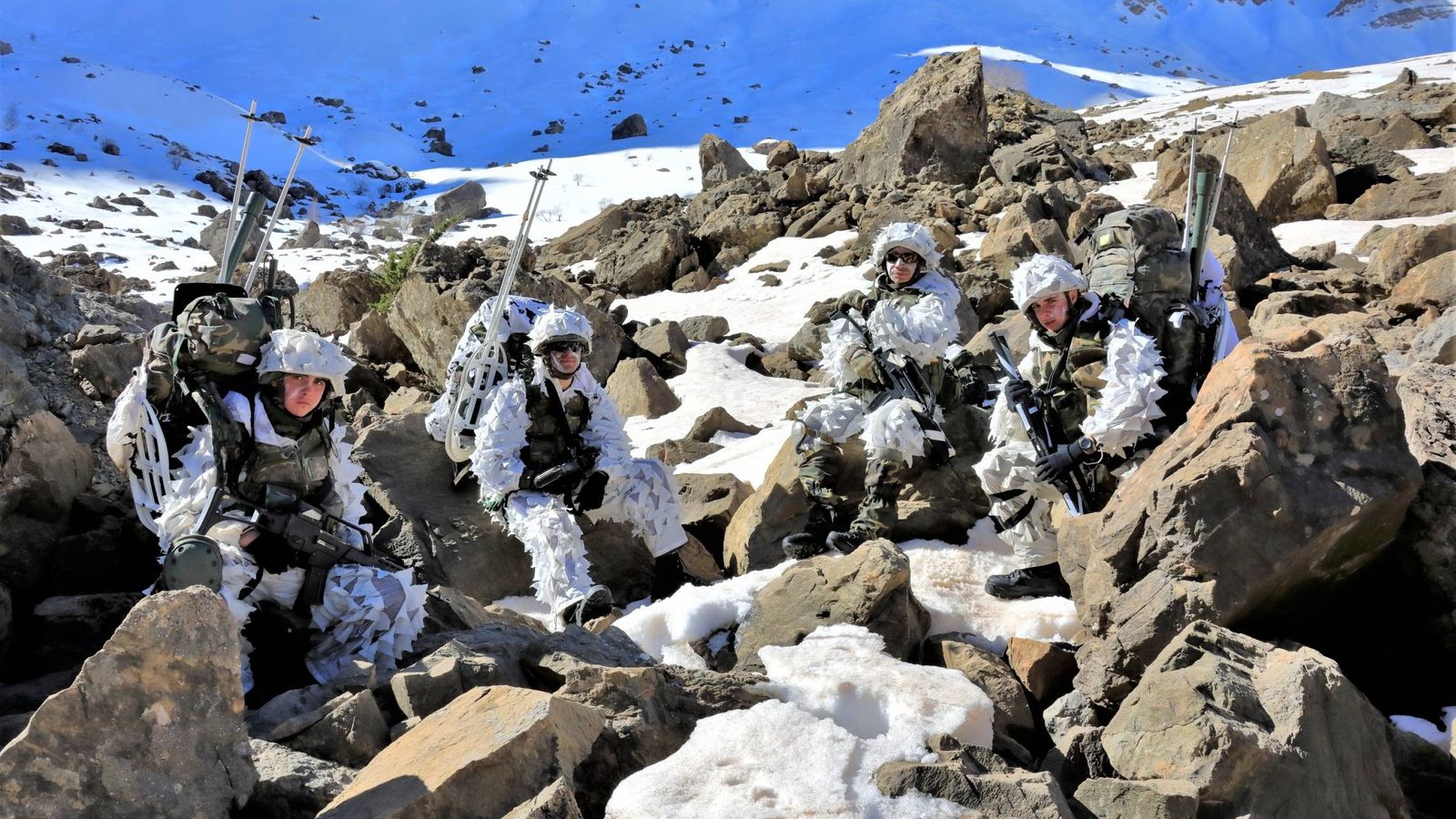 Cazadores de Montaña con camuflaje invernal durante una pausa. (Juanjo Fernández)
