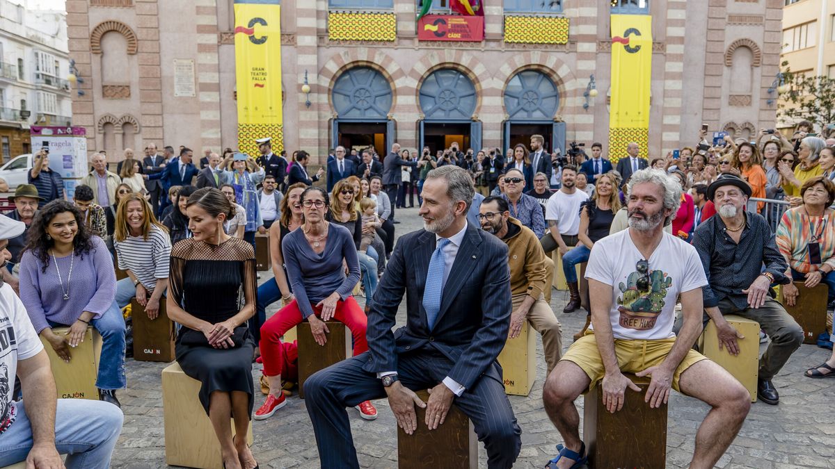 Los reyes se animan a participar en una "cajoneada" en Cádiz