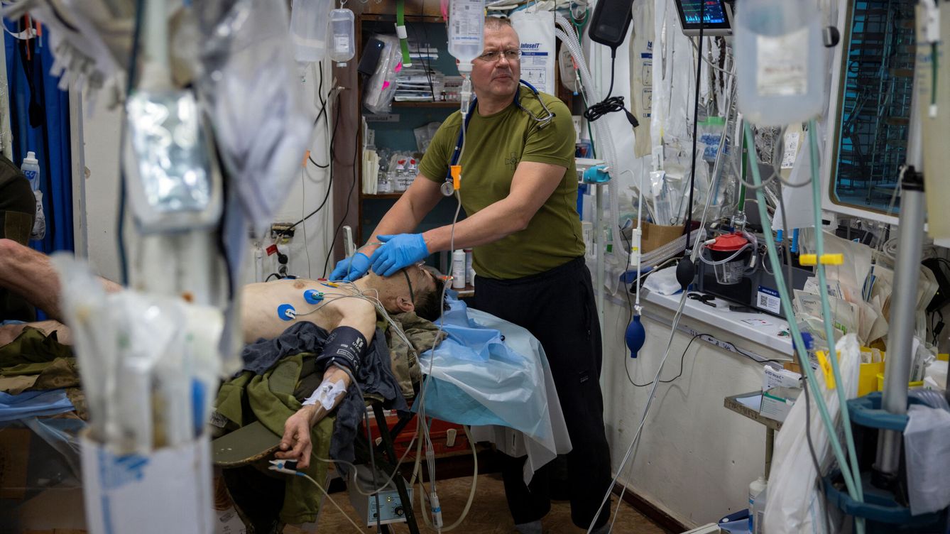 Foto: Un médico trata a un soldado ucraniano herido. (Reuters/Thomas Peter)