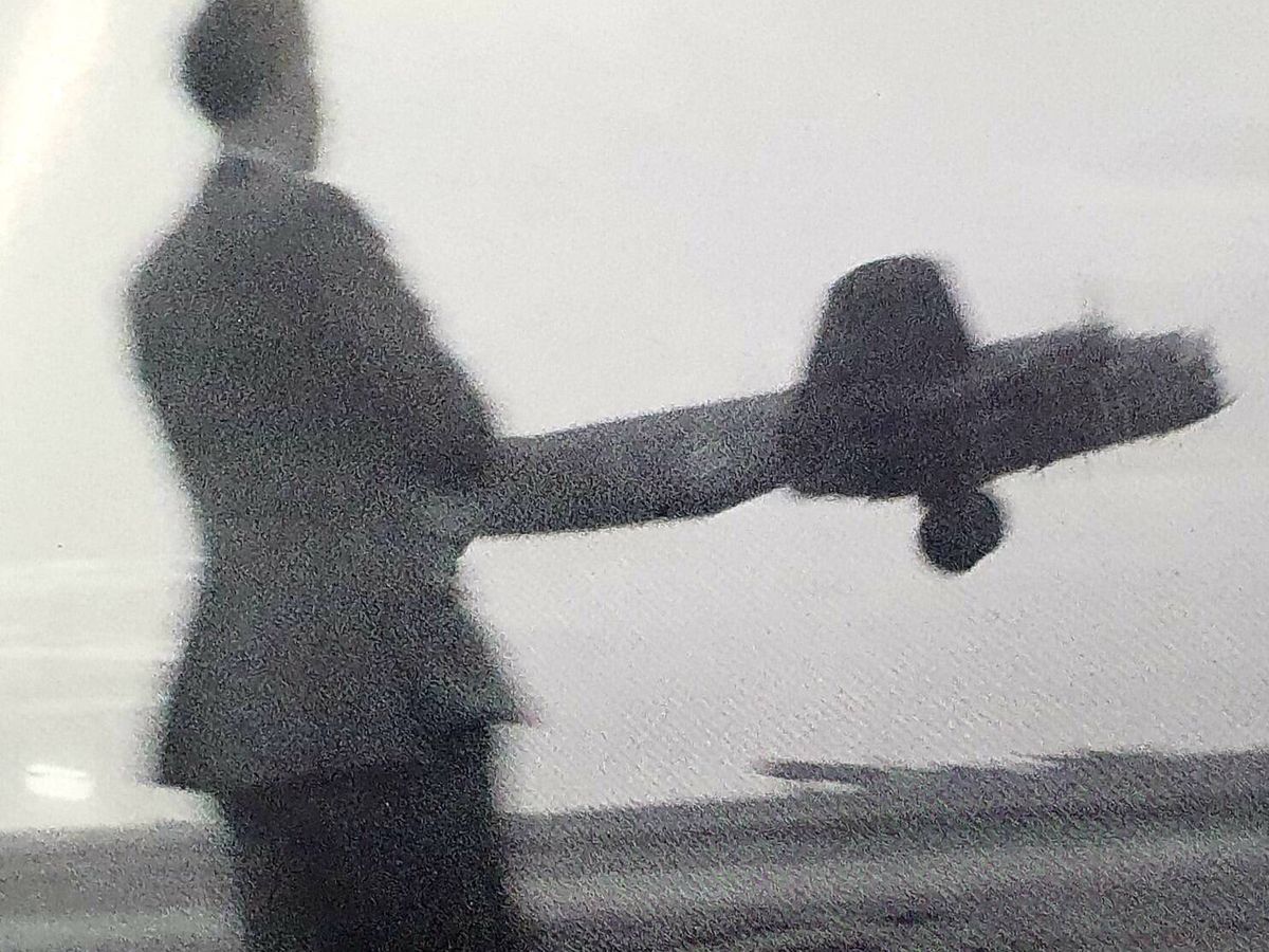 Foto: La única foto conocida de un Lancaster del Escuadrón 617, despegando de Scampton para la Operación Castigo la tarde del 16 de mayo de 1943. (Crítica)