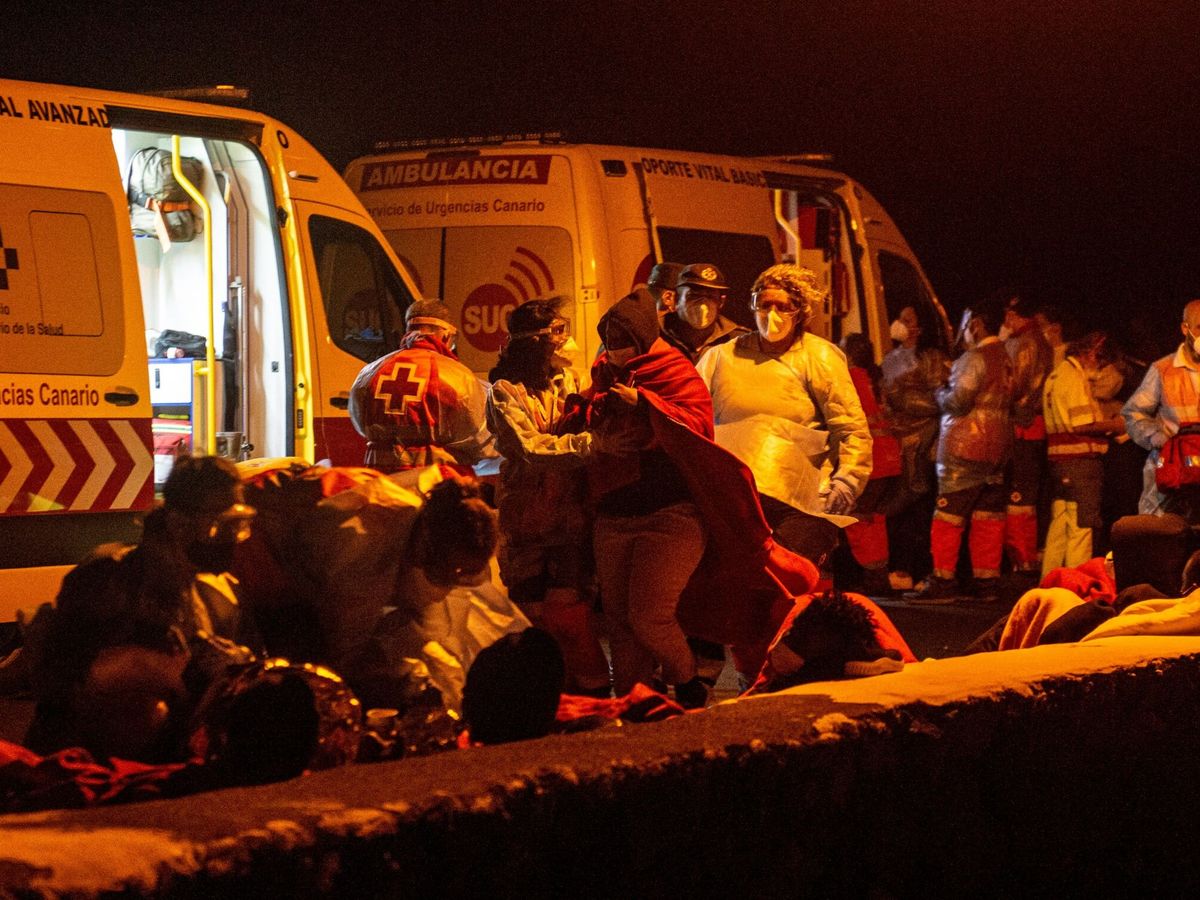 Foto: Servicios de emergencia atienden a los inmigrantes. (EFE)