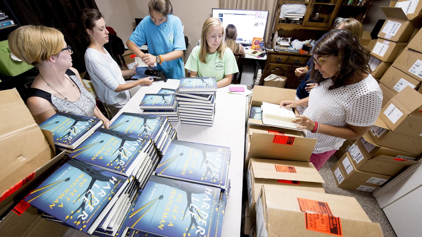 Foto: Empleados de una librería en Alabama colocan los ejemplares del libro 'Ve y pon un centinela'. (REUTERS)