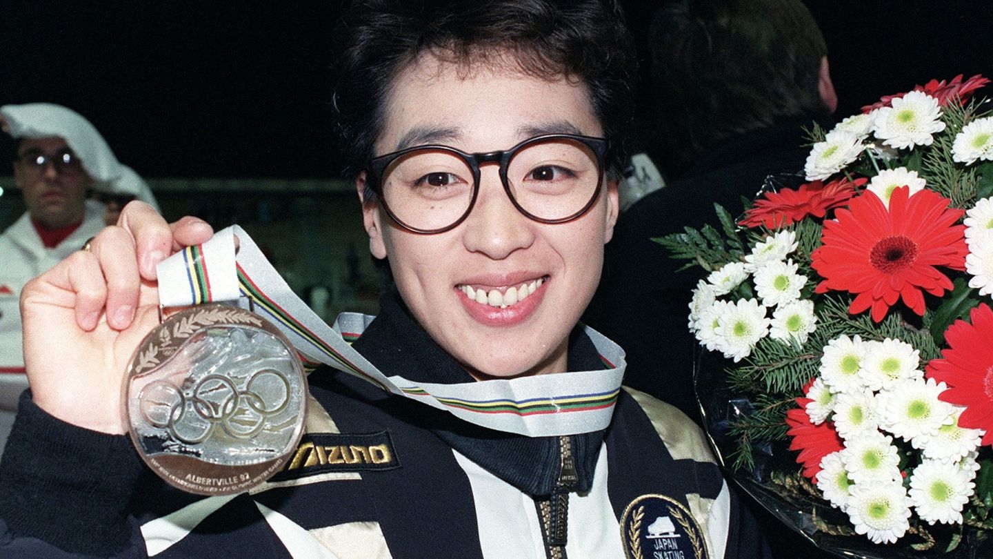 Hashimoto, enseña su medalla de bronce en los Juegos de Invierno de 1992. (Reuters)