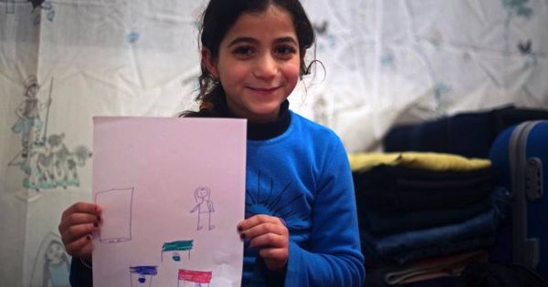Foto: Lana, 9 años, Siria. "Cuando sea mayor quiero ser profe. Aquí estoy yo en clase con mis futuros alumnos. Quiero que todos los niños refugiados podamos ir al colegio. Lo necesito”. (André Naddeo)