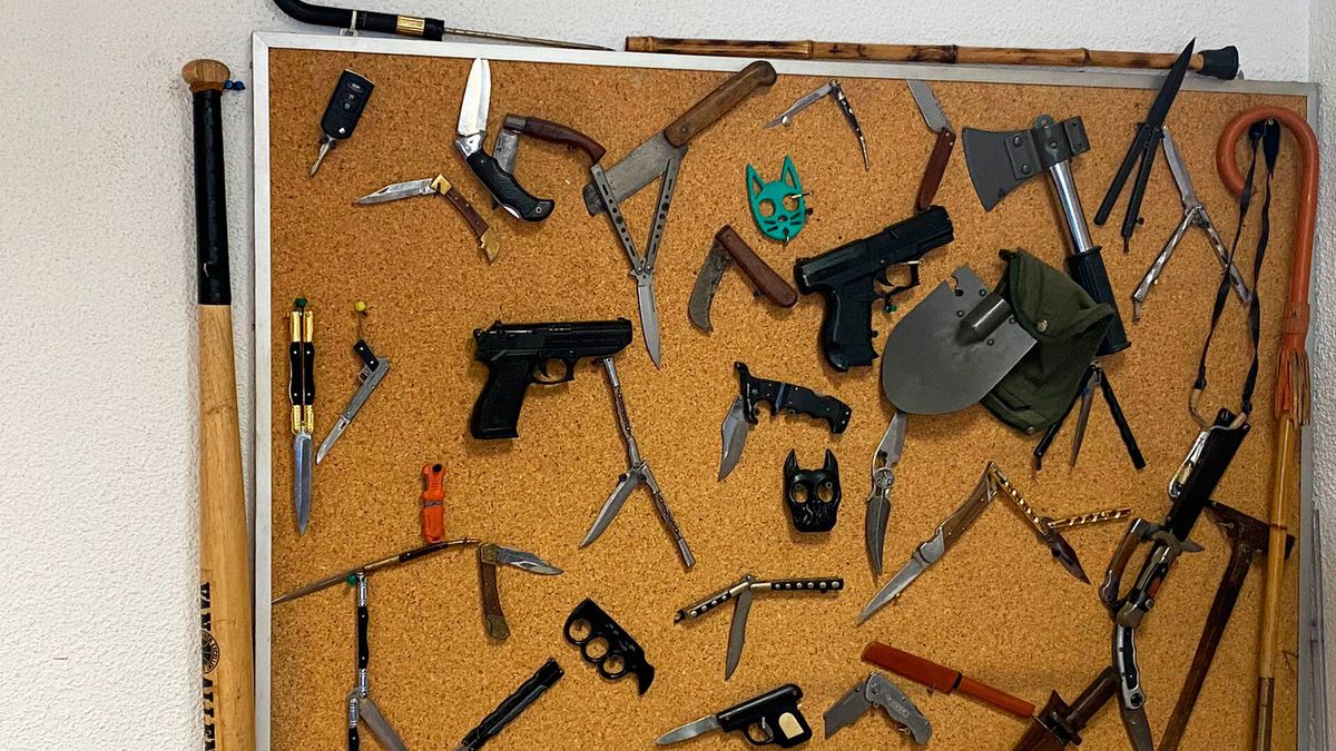 En el 'museo' de las armas incautadas de los juzgados de Madrid: del bate al bastón-puñal