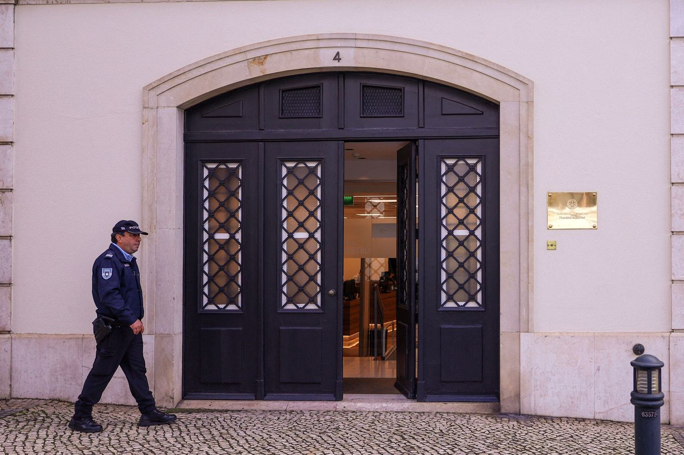 Un agente de policía pasa delante de la residencia dle primer ministro portugués en Lisboa. (Reuters/Pedro Nunes)