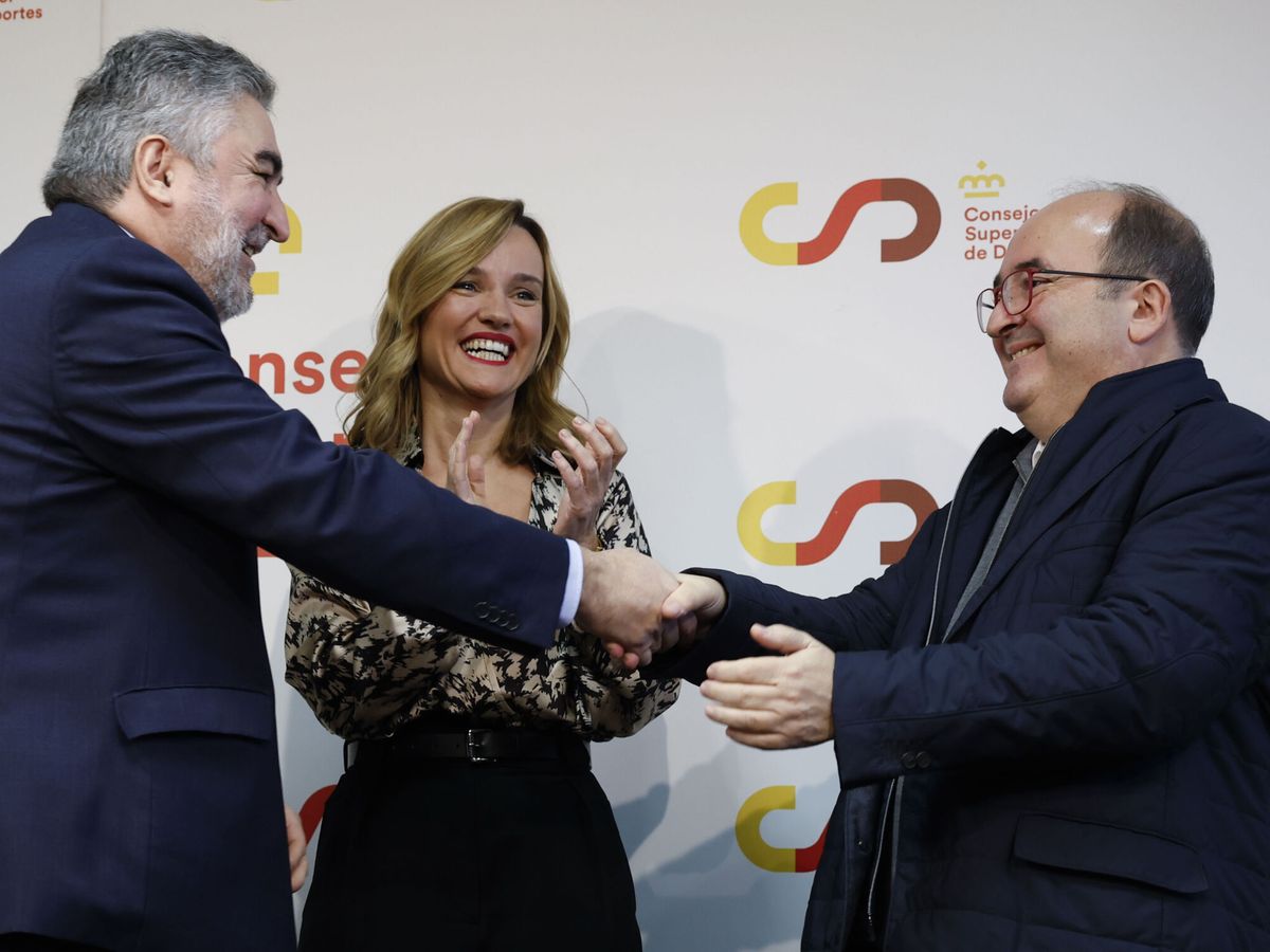Foto: Uribes, felicitado por Iceta en presencia de Pilar Alegría. (EFE/JJ Guillén)