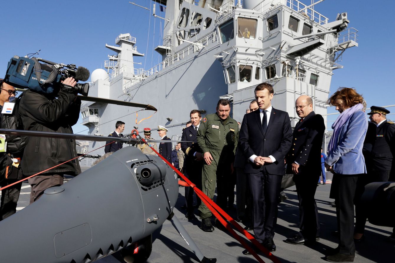 El presidente francés Emmanuel Macron ante uno de los drones del ejército francés. (Foto: Reuters)