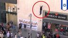 El ilusionista Hezi Dean sorprende a Israel levitando sobre el suelo sujeto a una pared con una mano