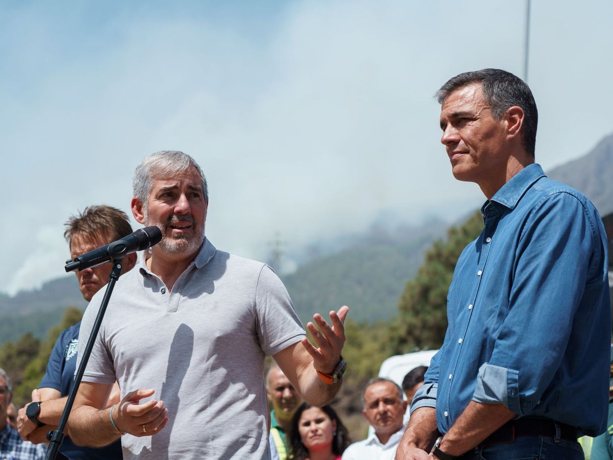 Foto: El presidente del Gobierno en funciones, Pedro Sánchez, y el presidente de Canarias, Fernando Clavijo, el pasado agosto tras visitar la zona afectada por el incendio en Tenerife. (EFE/Ramón de la Rocha)
