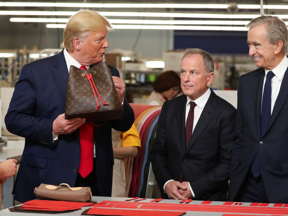Foto: Trump durante la vista a la fábrica de LVMH en Texas. (Reuters)
