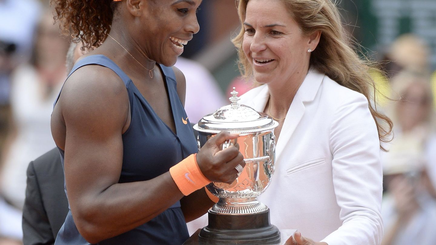 Serena Williams recoge el trofeo de Roland Garros de la mano de la excampeona Arantxa Sánchez Vicario, en 2013. (EFE)
