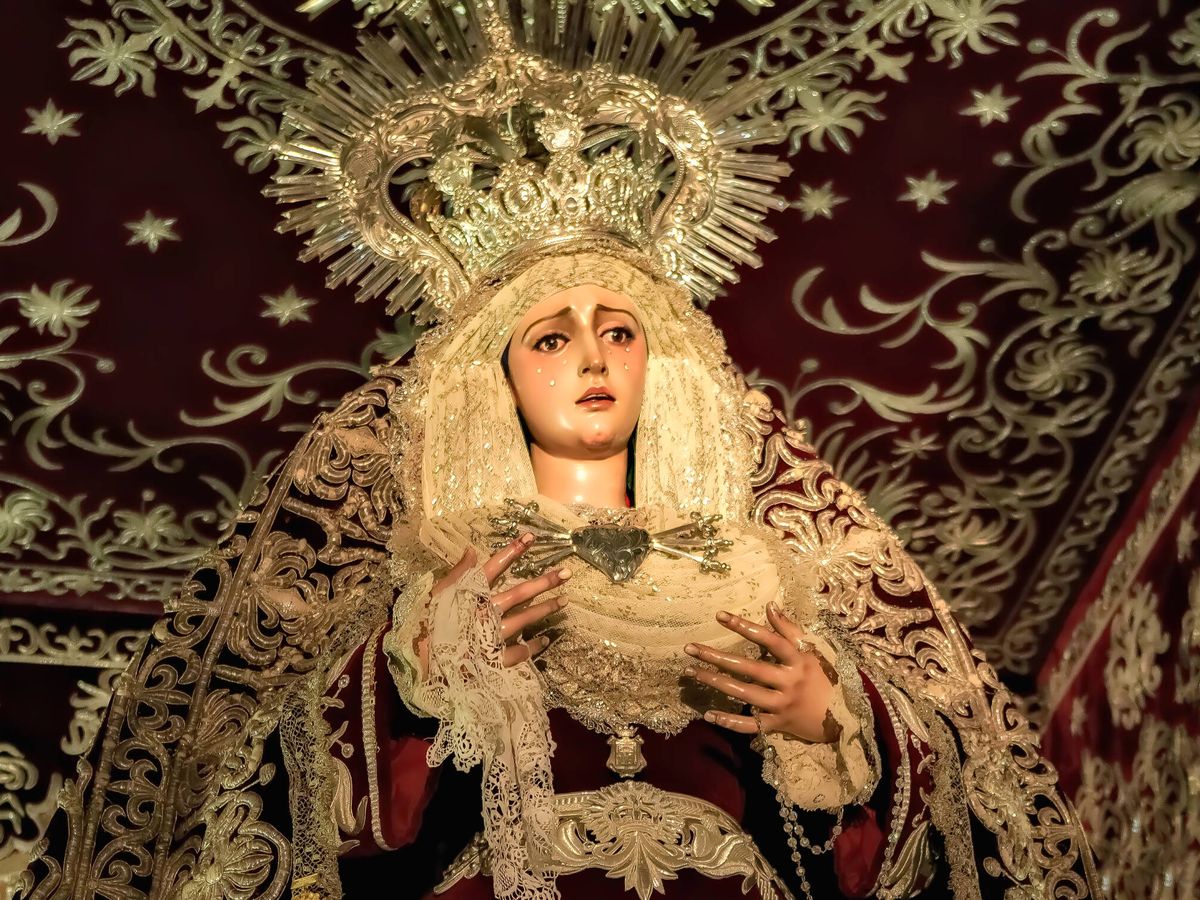 Foto: Detalle de escultura de madera antigua que representa la Virgen María durante la semana Santa en Huelva (Fuente: iStock)