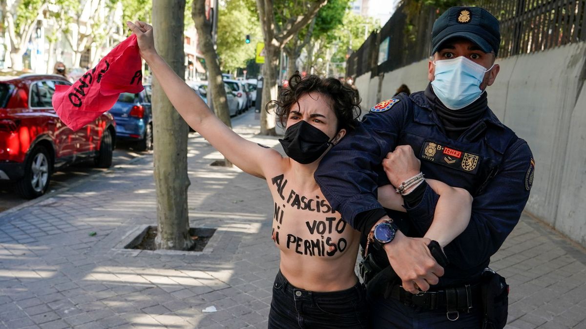 La Policía dispersa a activistas de Femen cerca del colegio donde vota Monasterio (Vox)