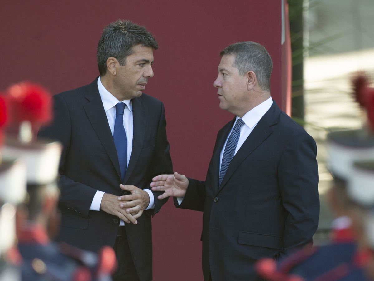 Foto: El presidente de la Comunidad Valenciana, Carlos Mazón (i), junto al presidente de Castilla-La Mancha, Emiliano García-Page. (Europa Press/Alberto Ortega)