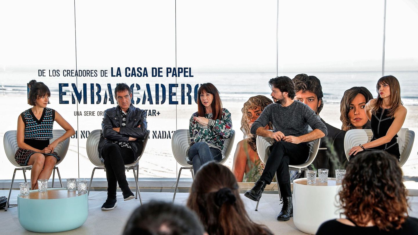 Presentación de la serie 'El embarcadero' en Valencia, con Álex Pina (2i) y Esther Martínez (c). (EFE)