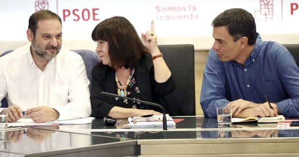 Foto: Pedro Sánchez, con Cristina Narbona y José Luis Ábalos, presidenta y secretario de Organización del PSOE, este 24 de julio en Ferraz. (EFE)