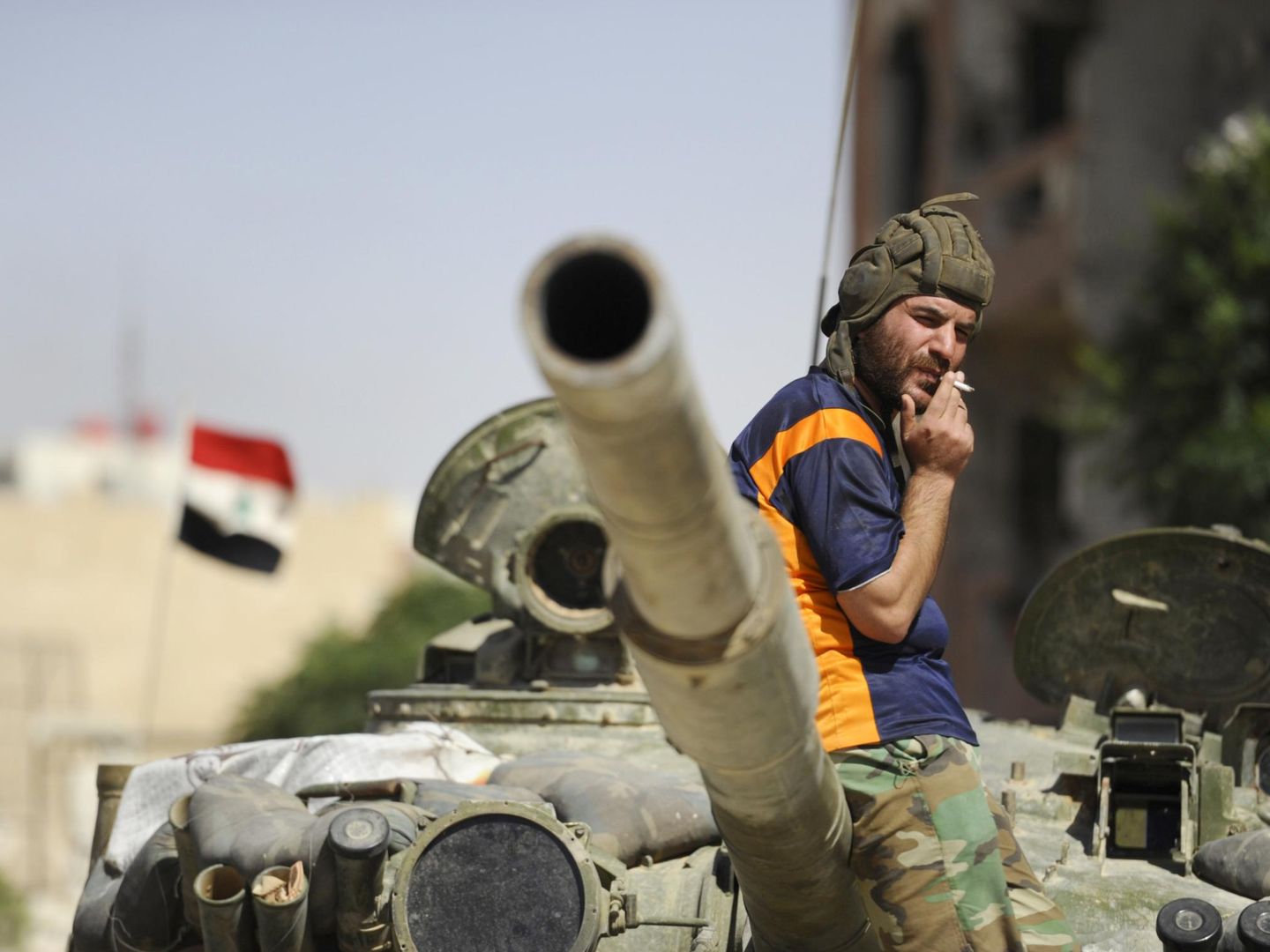 Un soldado del Ejército de Bachar al Asad en Adra al-Omalia (Reuters).