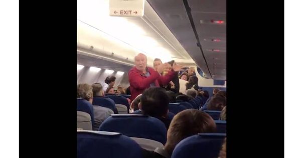 Foto: El anciano, explicando a los pasajeros el incidente. (Foto: Grubio 92)