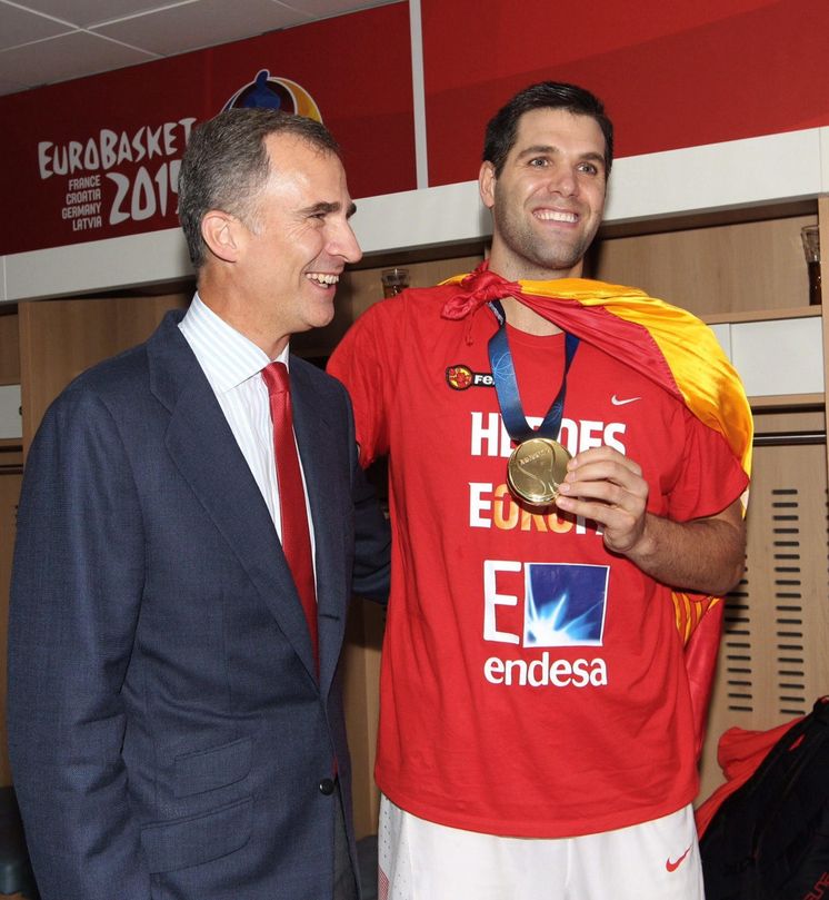 Foto: Felipe Reyes posa junto al Rey Felipe tras ganar la medalla de oro ante Lituania (Efe).