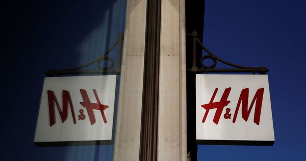 Foto: El logo de H&M en una de sus tiendas. (Reuters)