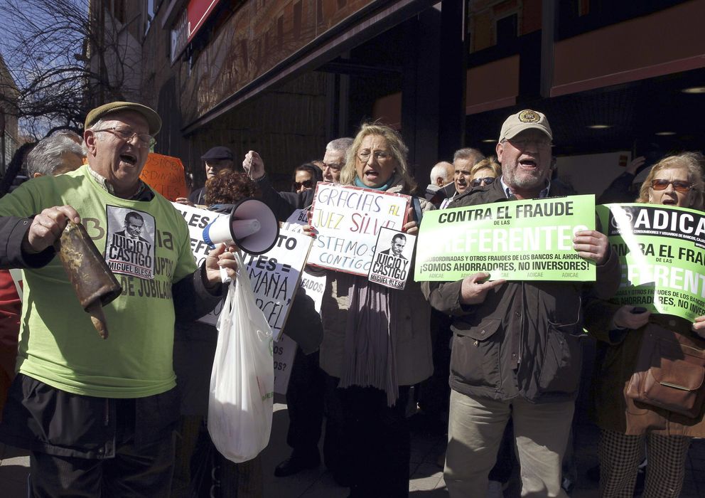 Foto: Afectados por las preferentes de Bankia, durante una protesta.