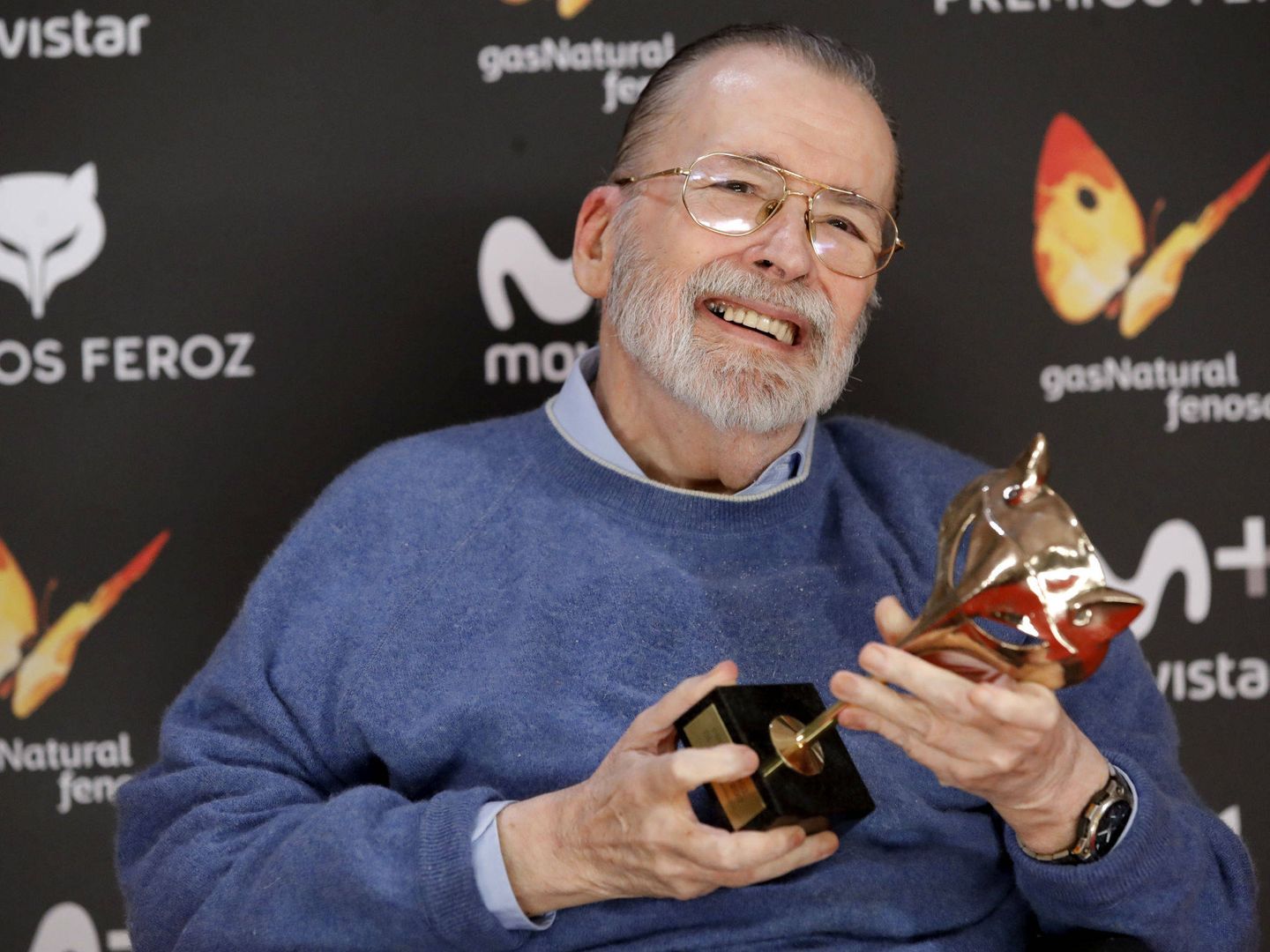 El realizador de cine y televisión Chicho Ibáñez Serrador posa con el Premio Feroz de Honor 2017. EFE