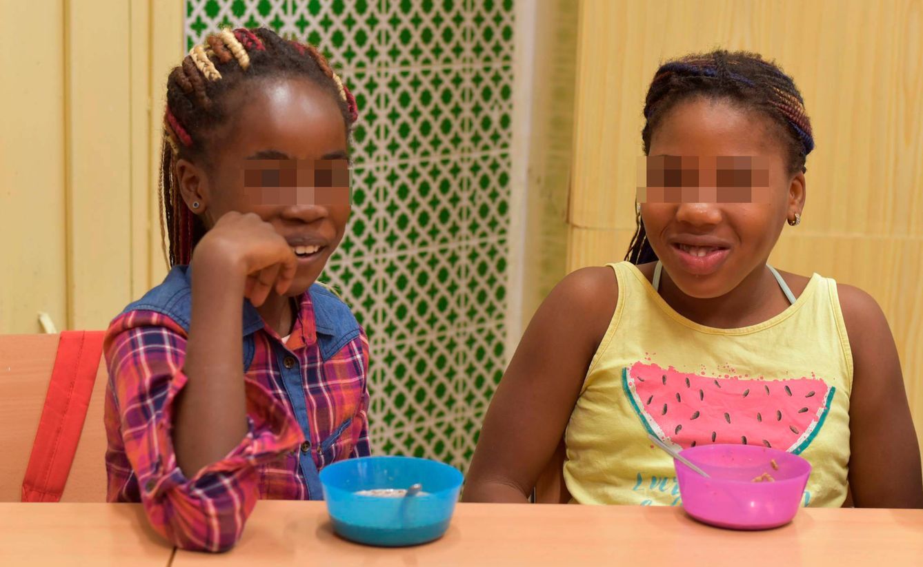 Dos niñas de origen africano, en el comedor. (Toñi Guerrero)