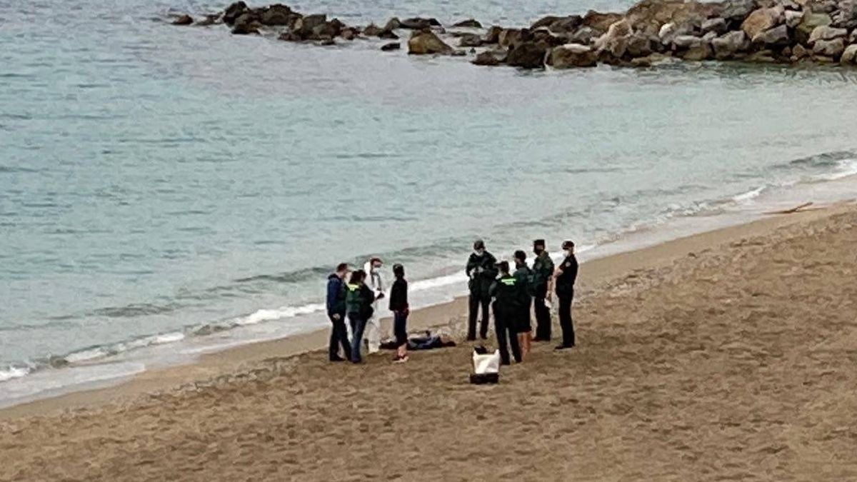 Hallado el cadáver de un joven magrebí con traje de neopreno en una playa de Ceuta