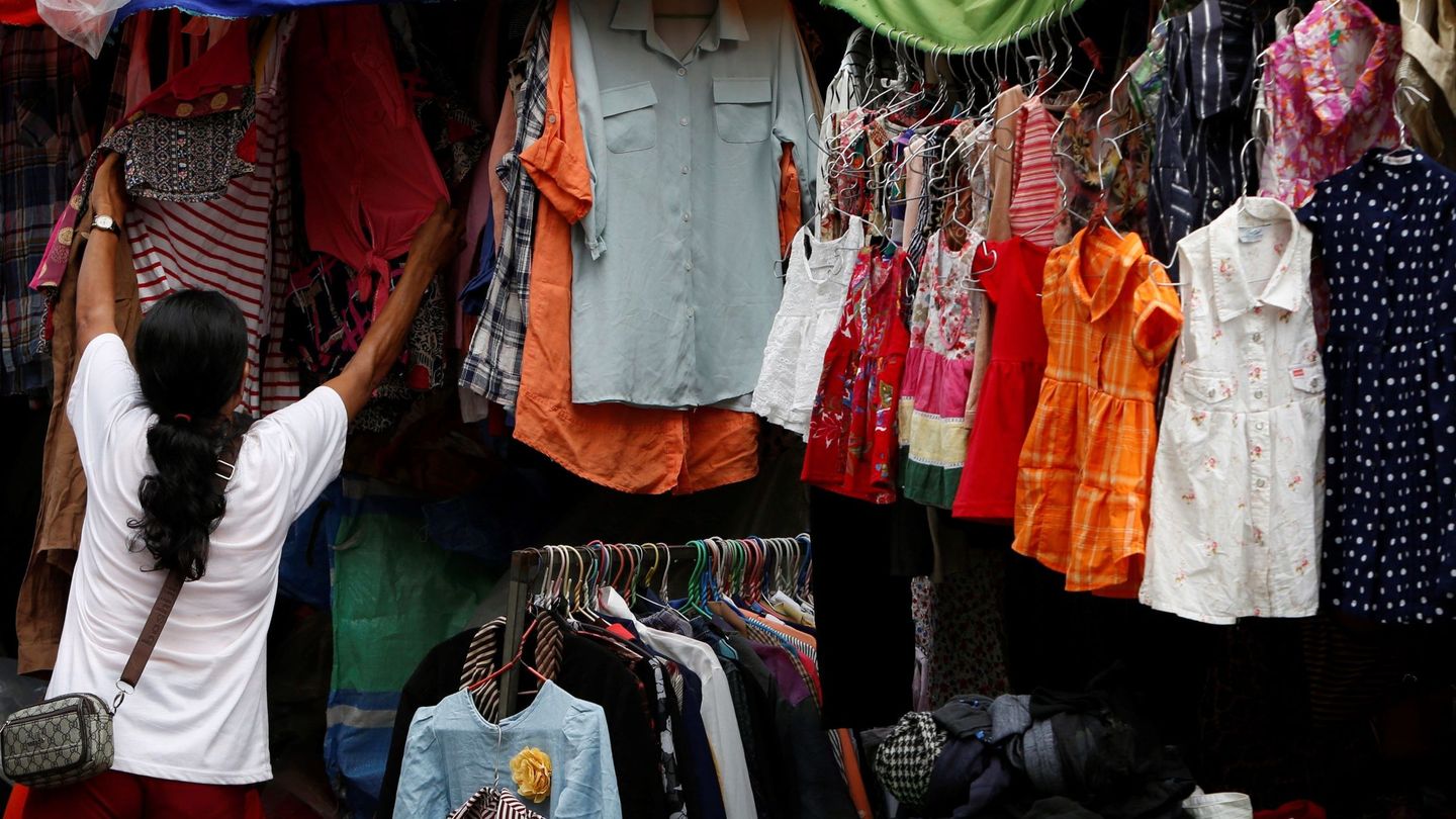 Comprar ropa de segunda mano le hace un gran favor al medioambiente. (EFE)