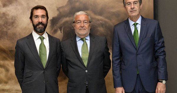 Foto: De izquierda a derecha: Rafael Orbegozo, Rafael Alcón y Fernando Becker, durante una exposición de arte en la Fundación Bancaja. (Iberdrola)