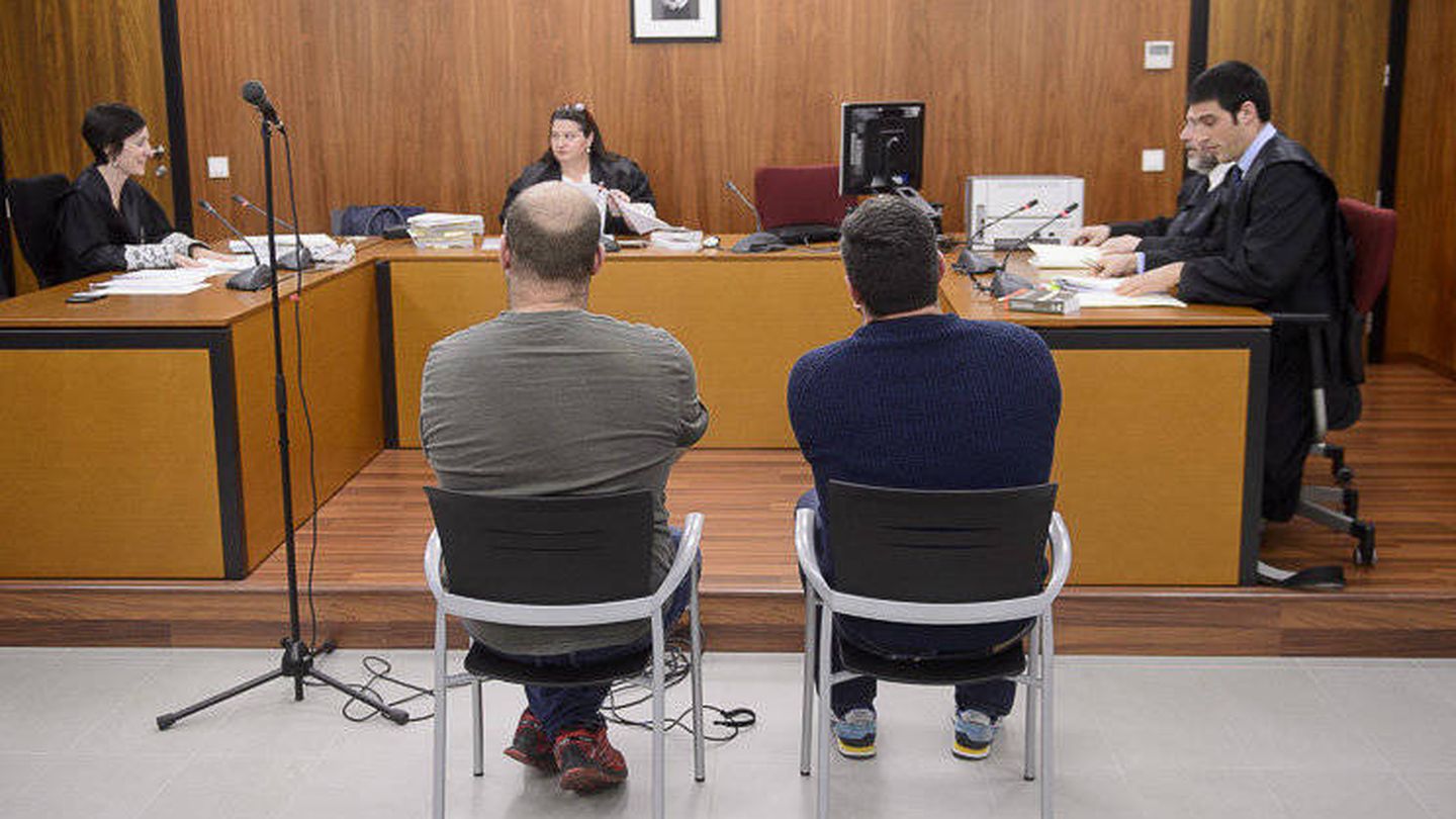 Mikel Goñi, a la derecha de la imagen, junto al otro acusado durante el juicio celebrado en Pamplona. (EFE)