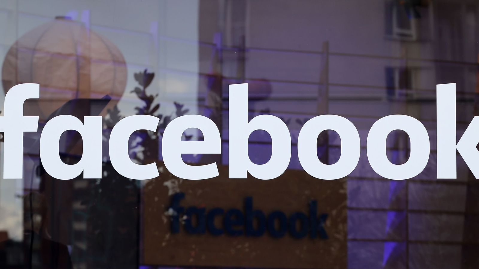 Foto: El logo de Facebook en una ventana durante un evento de la red social en Berlín, el 24 de febrero de 2016 (Reuters)