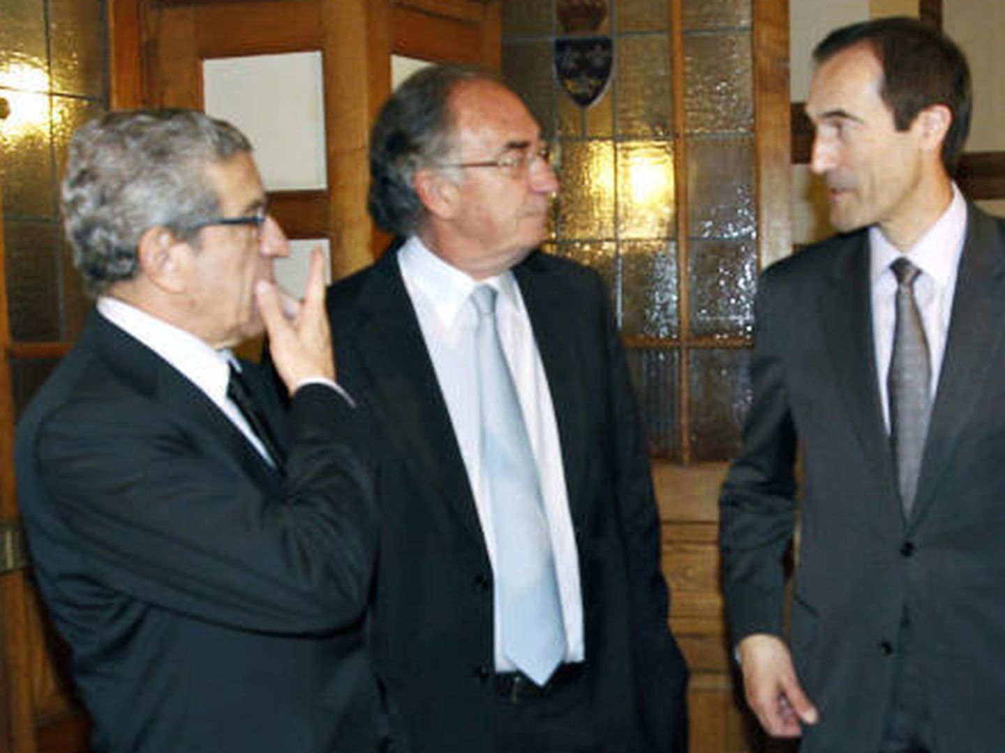 El presidente de la Fundación Unicaja, Braulio Medel (i), de la Fundación Ibercaja, Amado Franco (c) y el CEO de Unicaja Banco, Manuel Menéndez, en una foto de archivo. (EFE)