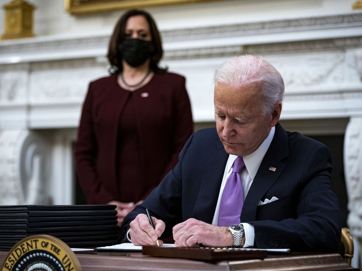 Foto: El presidente de Estados Unidos, Joe Biden, firma una de sus primeras órdenes ejecutivas. (EFE)