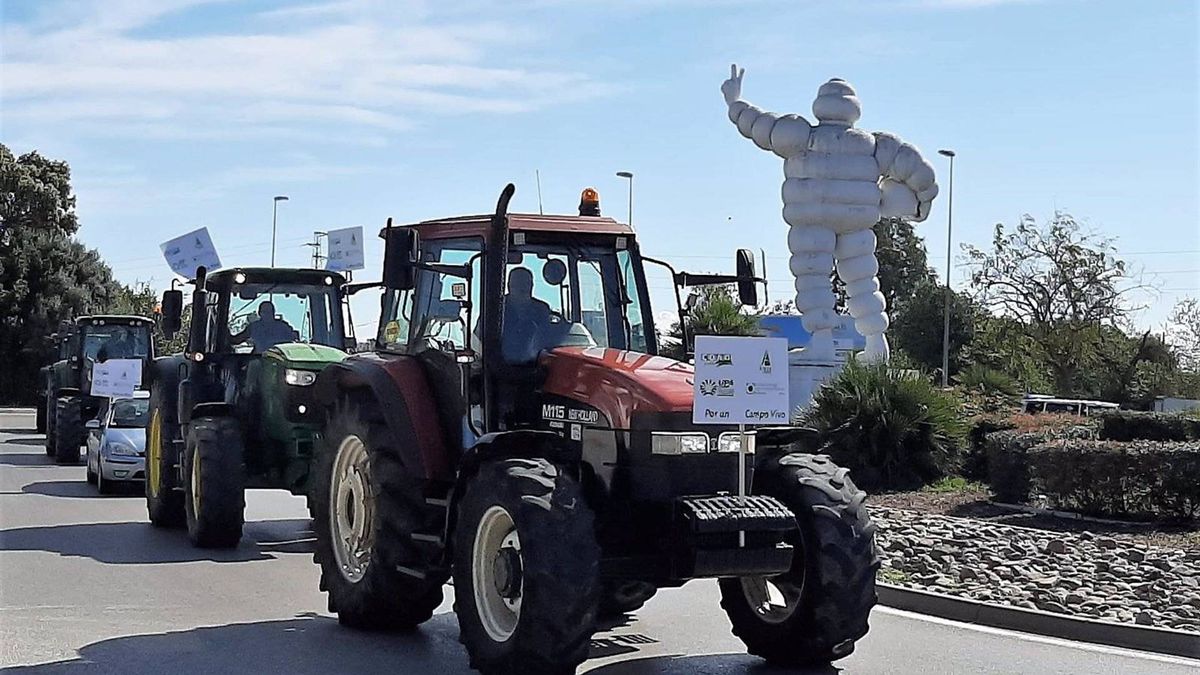 Un centenar de tractores se manifiestan contra el decreto de convergencia de la PAC