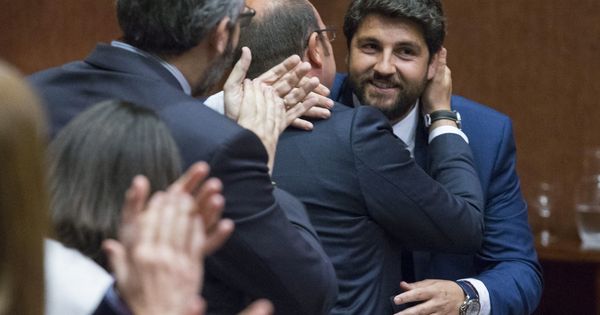 Foto: El recién investido presidente de la Región de Murcia, Fernando López Miras, se abraza a su antecesor, Pedro Antonio Sánchez. (EFE)