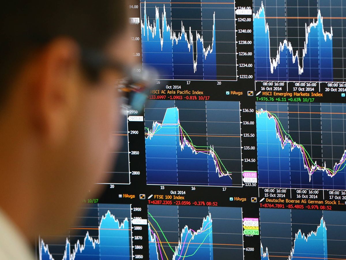 Foto: Un 'trader' observa la evolución de distintos activos. (Getty Images/Carl Court)