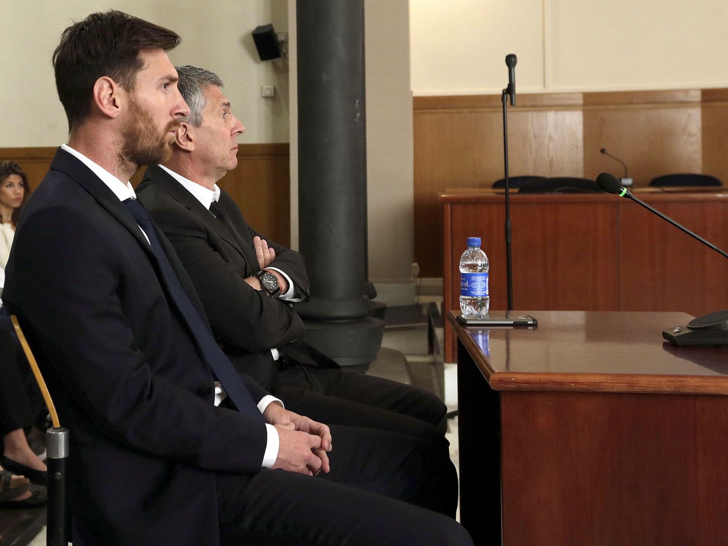 Leo Messi y su padre, Jorge Messi, durante el juicio en la Audiencia de Barcelona. (EFE)