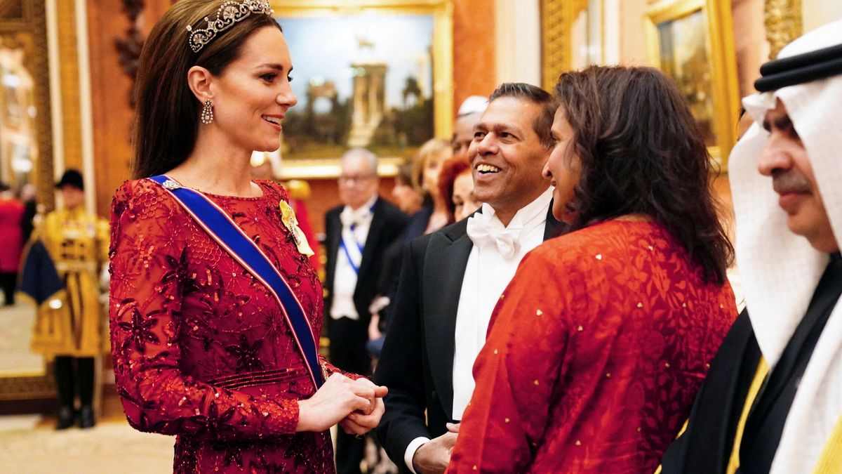 La familia real contraprograma a Harry y Meghan: tiaras y vestidos de gala en Buckingham