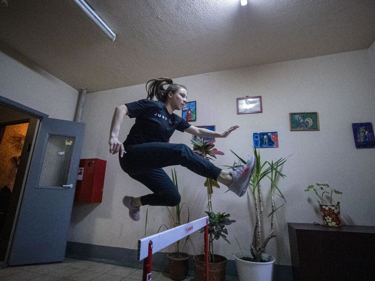 Foto: Atleta rusa, entrenando en casa. (EFE)