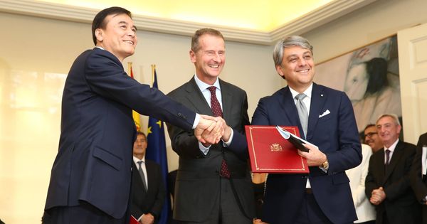 Foto: An Ji, presidente de JAC; Dr. Herbert Diess, presidente del Grupo Volkswagen y Luca de Meo, presidente de SEAT en la firma del acuerdo. (SEAT)